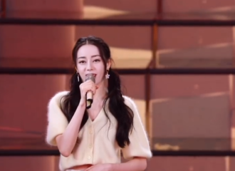 [新闻]210430 迪丽热巴五四晚会录制花絮公开 用歌声献礼五四精神