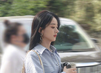 [新闻]210430 我直接嗨，美女！赵丽颖现身录制《拜托了冰箱》第七季 姐姐可以考虑蓝色半永久吗？