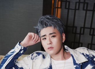 [新闻]210503 张云雷灰发造型惊喜亮相国潮音乐节 绿海乐队与青柠绿海梦幻联动