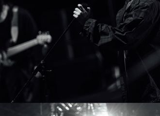 [新闻]210503 尤长靖草莓音乐节彩排照送达 凌晨三点还在为舞台努力的尤尤辛苦了