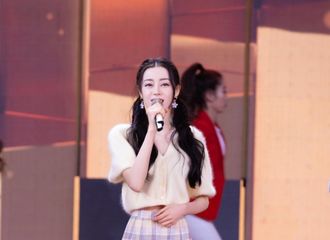 [新闻]210505 迪丽热巴甜美亮相五四晚会 演唱《青春》传递青春的正能量！