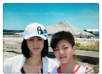 [新闻]210509 请查收小天使的母亲节祝福 陈立农晒肉乎乎童年小农与妈妈合影