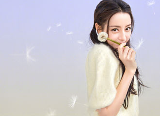 [新闻]210509 迪丽热巴更博分享蒲公英写真大片 夏日双马尾甜妹可爱值爆棚！