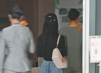 [新闻]210509 赵丽颖北京出发飞上海低调出行 纸片人竟然要用别针卡住裤腰