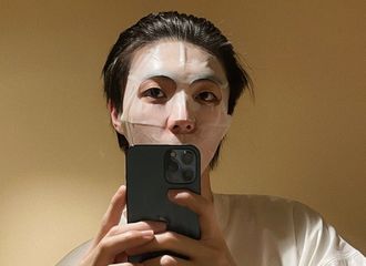 [新闻]210509 陈立农隔离时晒敷面膜对镜自拍 精致猪猪男孩养成计划进行中