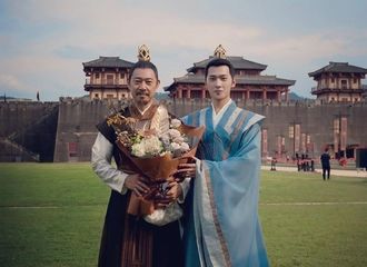 [新闻]210512 《且试天下》张丰毅杀青晒与杨洋合照 网友调侃是“父辞子笑”的名场面