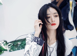 [新闻]210517 《时尚COSMO》杂志侧拍花絮释出 甜酷姐姐开启清甜芬芳的夏日物语