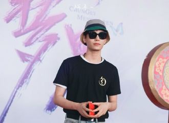 [新闻]210517 丁禹兮现身新剧《春闺梦里人》开机仪式 将演绎冷面傲娇宁侯爷一角