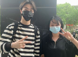 [新闻]210518 陈立农深夜晒与工作人员的合照 恭喜宝贝隔离结束正式出关！