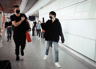 [分享]210528 喜剧人陈立农在机场上演欢乐小剧场 敷衍到手机摄像头都不开的站哥
