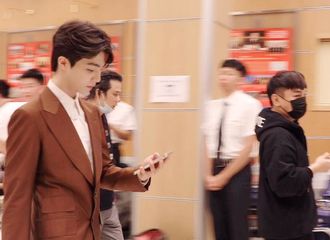 [新闻]210528 央视文艺分享端午晚会嘉宾后台相关视频 捉到一个在看手机的霸道总裁陈立农
