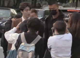 [分享]210530 只是上班路透都帅得这么TOP 陈立农的身材气质绝对全场聚焦点
