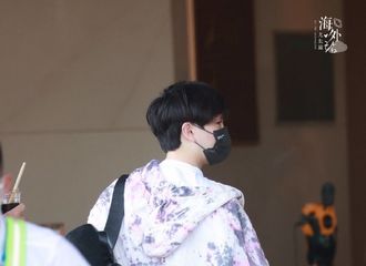 [新闻]210531 尤长靖行程路透 小手手藏在袖子里连背影都散发可爱气息