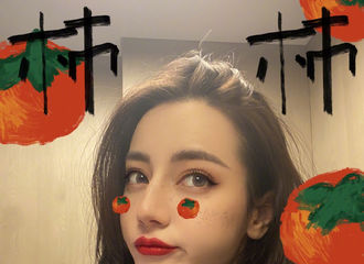 [新闻]210601 迪丽热巴儿童节自拍新鲜出炉 谁还不是个三岁小朋友了！