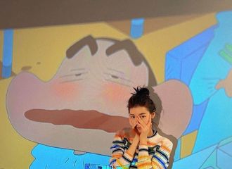 [新闻]210602 迪丽热巴更新INS晒日常照 彩色条纹露脐装展现完美腰线
