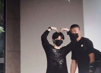 [新闻]210606 将比心标准化的一位小甜豆 陈立农抵达上海在线送巨型爱心