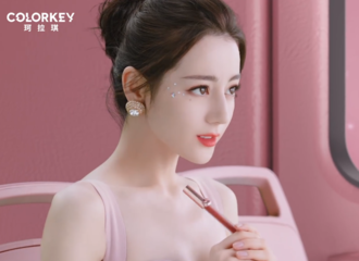 [新闻]210606 迪丽热巴colorkey全新广告大片公开 与Hello Kitty同框闪现粉力乐园