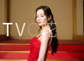 [新闻]210609 迪丽热巴唱吧TVC幕后花絮出炉 吊带红裙造型女神范儿十足
