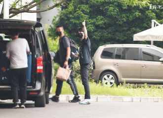 [新闻]210609 陈立农现身机场竖起大拇指给粉丝点赞 出道后的第七次快本之旅正式起航