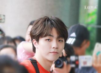 [新闻]210610 橙子味陈立农上班录制新一期快本 湖南广电门口掉瓜捡瓜第一人