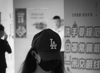 [新闻]210610 小露美腰的赵丽颖昨晚顺利抵达 离开前特意挥手和粉丝打招呼