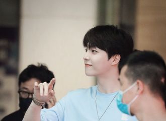 [新闻]210611 陈立农录制结束下班时比双心回应粉丝 手持玫瑰花的少女终于等来了小王子