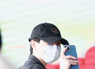 [新闻]210613 尤长靖当日路透 不怕热星人将夏日季节穿出秋天氛围