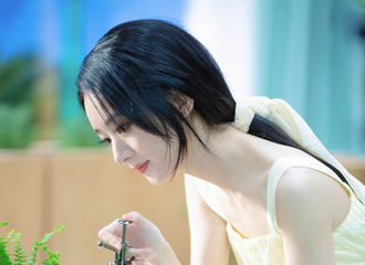 [新闻]210614 今天也仙女颖宝美貌正常营业的一天 用甜味满分的花絮照祝大家端午安康！