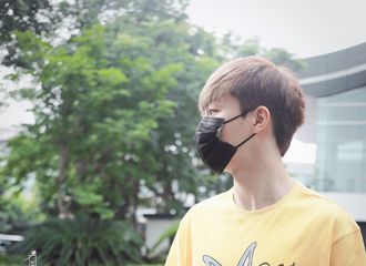 [新闻]210616 一大早捕捉到赶行程奶黄包陈立农 特意在机场前等农糖的举动好好哭