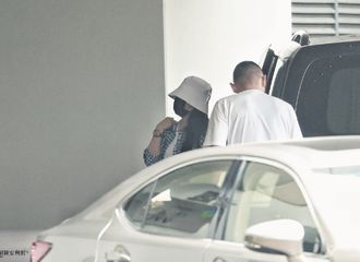 [新闻]210618 新鲜的赵丽颖捕捉成功 是戴渔夫帽穿格子套装的辣妹丽酱！
