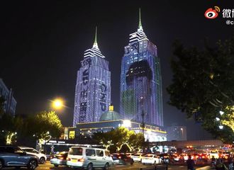 [新闻]210619 陈立农上海环球港双子塔巨屏航拍公开 这样观看代言人的美貌真是极度舒适