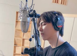[新闻]210620 陈立农分享录音棚侧拍照 闭关修炼不忘浪漫卡点520宠农糖