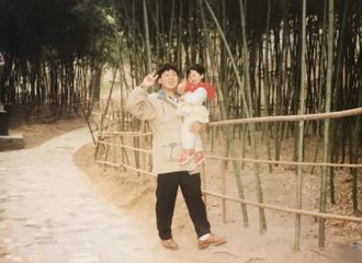 [新闻]210620 杨紫祝所有爸爸们父亲节快乐 固定晒旧照节目依然是老爸和迷你紫出镜