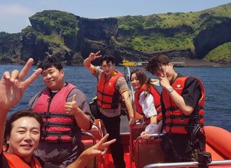 [分享]210623 KAI《牛岛酒馆》相关图片一则，夏天＋大海好青春活力！