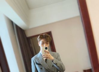 [新闻]210624 陈立农更博送来最新造型的对镜自拍 帅哥西装革履的样子好迷人