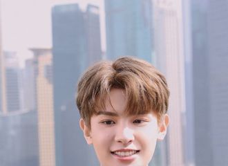 [新闻]210627 黄明昊参加“潮涌长三角”活动造型图公开 半面西装将成熟与稚气杂糅
