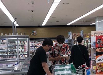 [分享]210629 网友分享逛超市偶遇KAI“命运一般的遇见”