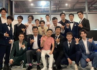 [新闻]210630 七一伟大征程文艺演出幕后大合照释出，艺兴墨绿西装帅气笔挺