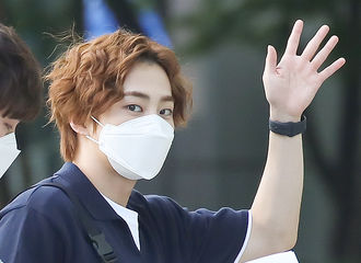 [新闻]210702 ​EXO XIUMIN出演广播节目《朴素贤的Love Game》上班图来啦！