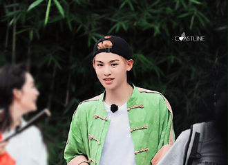 [新闻]210702 黄明昊《极限挑战宝藏行》录制饭拍 今天是一只抹茶味的猪猪包！