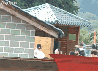 [分享]210703 这个夏天怎么都别想晒黑小汀！Justin旋转小陀螺式喷防晒争当最白的奶团子
