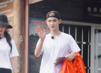 [新闻]210703 小贾昨日节目录制第二套LOOK 你是黄明昊还是白明昊？