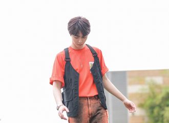 [新闻]210703 工作室送来陈立农快本外拍造型大片 用明艳色彩装点愉快周末