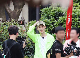 [新闻]210703  八月正午的阳光都没汀耀眼！黄明昊《极限挑战宝藏行》上班啦