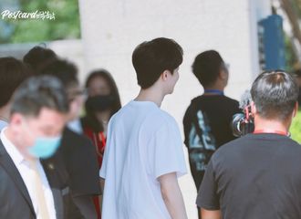 [新闻]210705 元气满满的陈立农上班饭拍来了 今日皮肤有所不同：穿上长裤就多一份保护