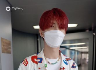 [新闻]210708 黄明昊今日新鲜路透分享 勾勾又染回红发迎接盛夏！