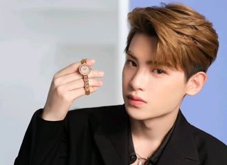[新闻]210710 黄明昊上线分享广告大片 恭喜小贾解锁新代言成为rorolove钻石腕表中国区品牌代言人