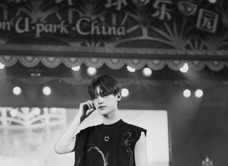 [新闻]210710 黄明昊罗蒙环球乐园演出彩排图送达 期待值拉满，歌手昊今晚见！