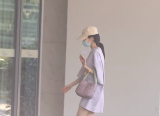 [新闻]210714 迪丽热巴今日新鲜路透公开 浅色系穿搭释放温柔气息