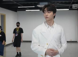 [新闻]210714 陈立农海报拍摄现场帅气营业 调皮宝贝自己设立透明结界？